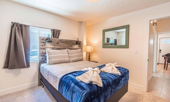 Liberty Wells Casa | Couple's Getaway Studio APT | Mins to DT
