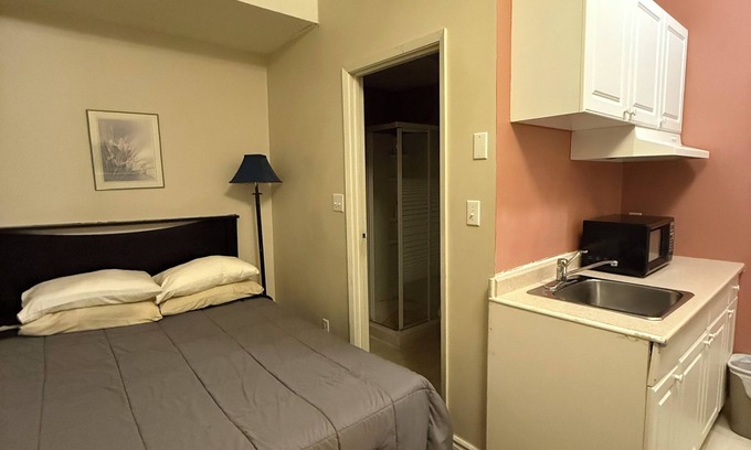 Old Town Apartamento | Couple Suite with Private Bathroom & Kitchenette