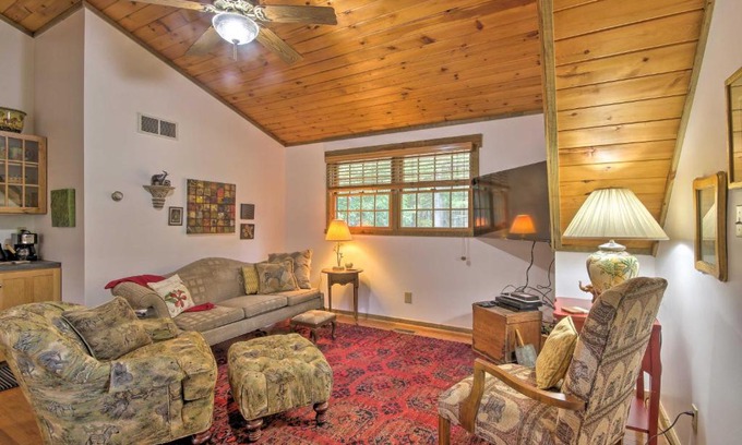 Berkeley Springs Casa | Couples Cabin - 5 Mi to DT Berkeley Springs!