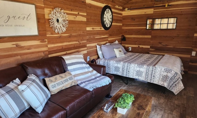 Proctor Cabina | Couples Cabin/ Float the Illinois River, golf, hiking and 4 wheeler trails.