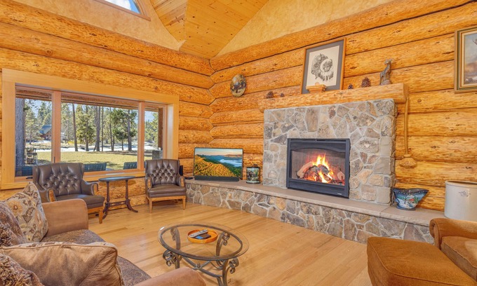 Three Rivers Cabina | Couples Fav! log cabin on river front, private hot tub, single level, dogs ok