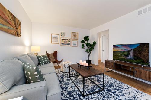 University Acres Apartamento | Couples Getaway - Dog Friendly, Bike to Old Town!