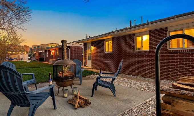 University Acres Condominio | Couple’s Getaway | Dog Friendly, Bike to Old Town!