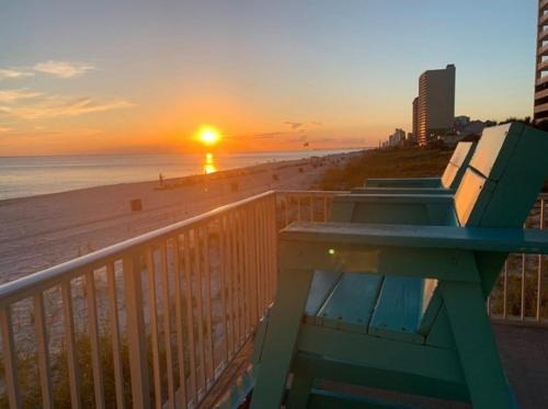 Panama City Beach Apartamento | COUPLES GETAWAY, HONEYMOON SWEET, Perfectly Cozy Beach Front Condo with kitchen, pool, free parking,CHECK-IN AT DOOR