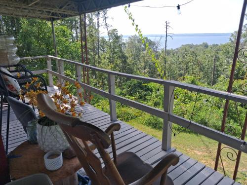 Shorterville Casa | COUPLES GETTAWAY! LAKE Eufaula private Cottage! BEAUTIFUL VIEWS! Couples, Honeymoon, Family of 3,BOAT PARKING