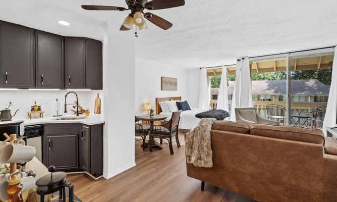 Daphne Condominio | Couples/ Golfers welcome to the studio by the Bay.