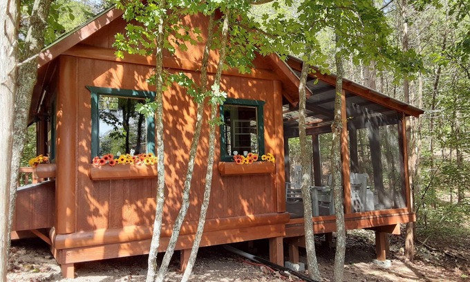 Branson Cabaña | Couples Retreat with Charm and Hobby Farm/Hot Tub