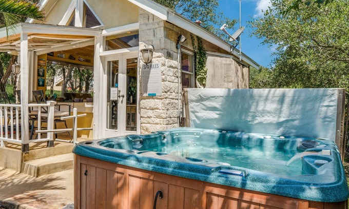 Helotes Casa | Couples Retreat with hot tub and steam room