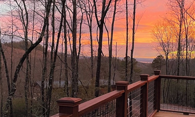 Brevard Cabina | Couples Romantic Getaway!! Mountain Log Cabin with Hot Tub & Fireplace.