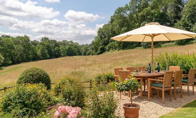 Brimpsfield Cabaña | Court Cottage - sleeps 8 guests in 4 bedrooms