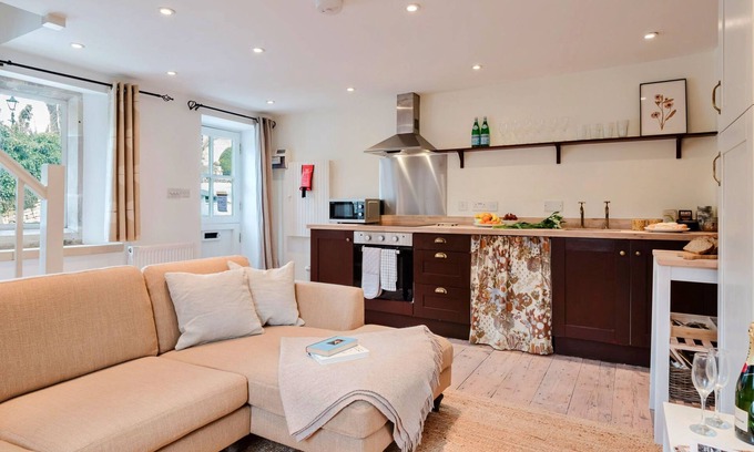 Painswick Casa | Courtside Cottage by Interhome