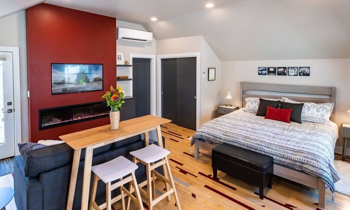 Historic Downtown District Cabaña | Courtside Cottage - WalkScore 93 - Dog Friendly