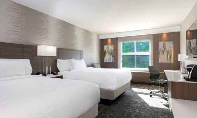 Edgewater Casa | Courtyard by Marriott Edgewater/NYC Area - Stylish & Comfortable