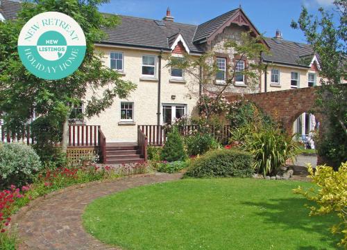 Bettystown Casa | Courtyard Holiday Cottage No 8 by Trident Holiday Homes