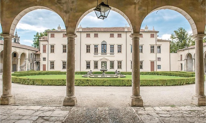 Castelgomberto Apartamento | Courtyard