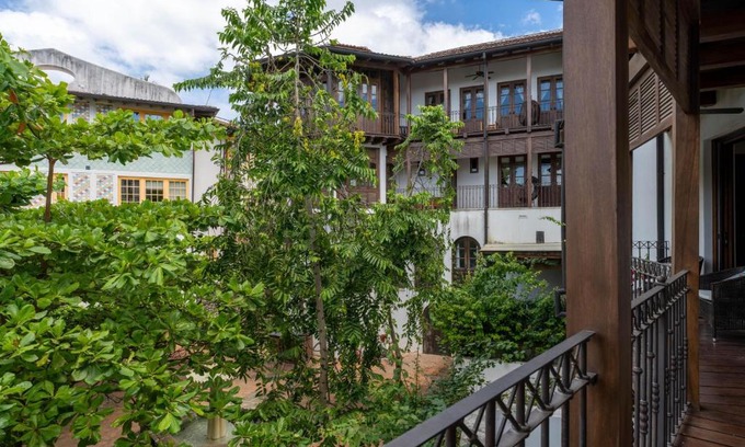 Las Catalinas Apartamento | Courtyard style condo for 4 people