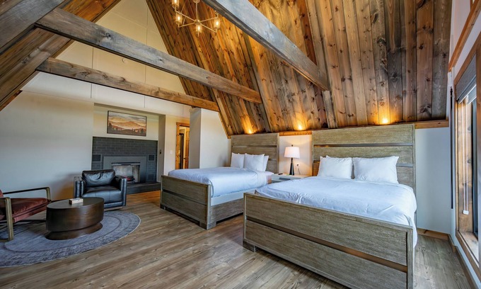 Thayerville Hotel | Cove Creek Lodge 201: Poolside Double Queen Fireplace Room