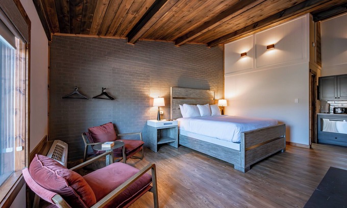 Thayerville Hotel | Cove Creek Lodge 206: Standard King Room