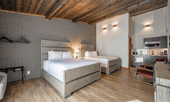 Thayerville Hotel | Cove Creek Lodge 216: Lakeside Double Queen Room