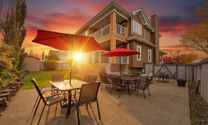 Southeast Edmonton Casa | Cove - Huge Estate! King Beds, Games Room & BBQ