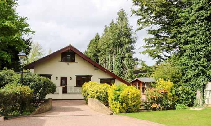 Old Windsor Cabaña | COVENTINA, pet friendly, luxury holiday cottage in Wraysbury