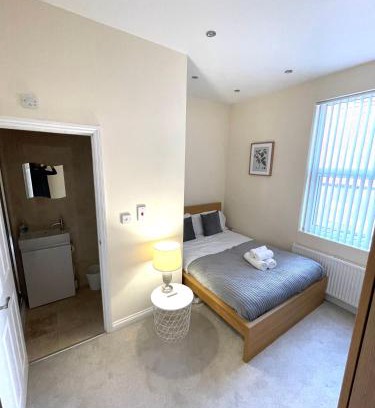 Coventry Casa | Coventry Large 4 Bedroom 4 Bath House Sleeps 4 Person Suitable for BHX NEC Solihull Rugby Warwick Contractors Ricoh Arena NHS Short & Long Business Stays Free Parking for 2 Vehicles, Close to City Centre High Speed Wifi