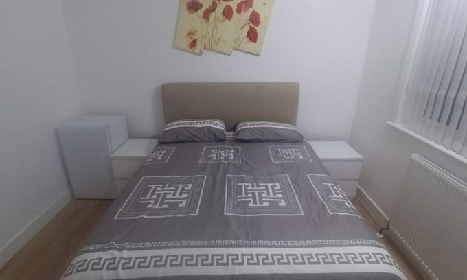 Acresford Casa | Coventry Stay - Sleeps 8, Free Parking & Pets