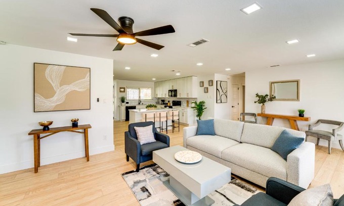 Irving Casa | Covered Patio and Private Yard Dallas Area Home