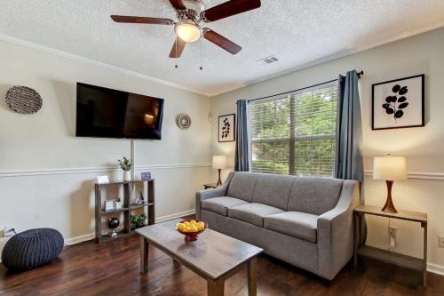 Savannah Casa | Covered Patio & Fenced Yard! Lovely in Laurelwood