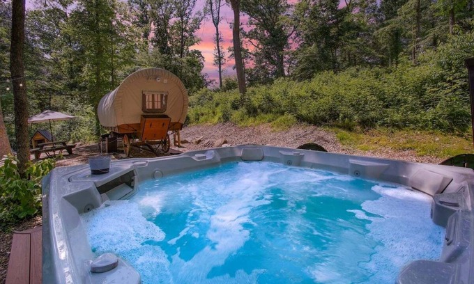 Strasburg Alquiler De RV | Covered Wagon Camping w/ Salt Water Hot Tub