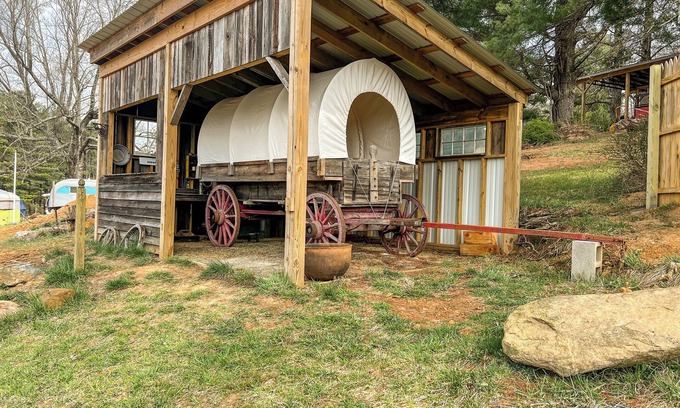 Floyd Alquiler De RV | Covered Wagon Overlooking Pond