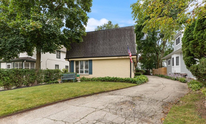 Lake Forest Casa | Coveted Location: Downtown Lake Forest 3/2.5 Duplex, Comfy and roomy convenience