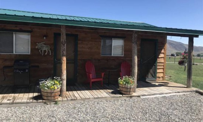 Cody Apartamento | Cowboy Bunkhouse #2, clean rustic charm, located in South Fork Valley, 10 minutes from Downtown Cody