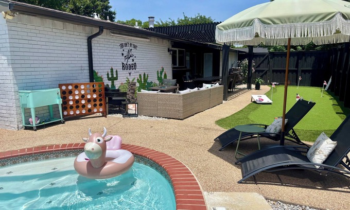 Grand Prairie Casa | Cowboy Cabana~pool~putting green~firepit~outdoor projector~games!