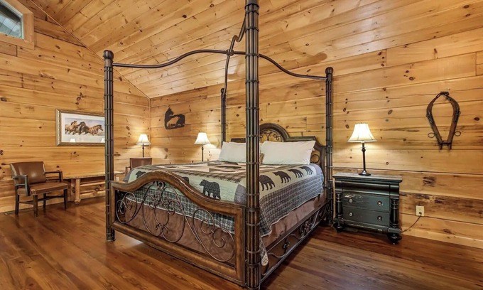 Tellico Plains Cabina | Cowboy cabin. Modern log cabin spacious studio with HOT TUB that will take you back in time.