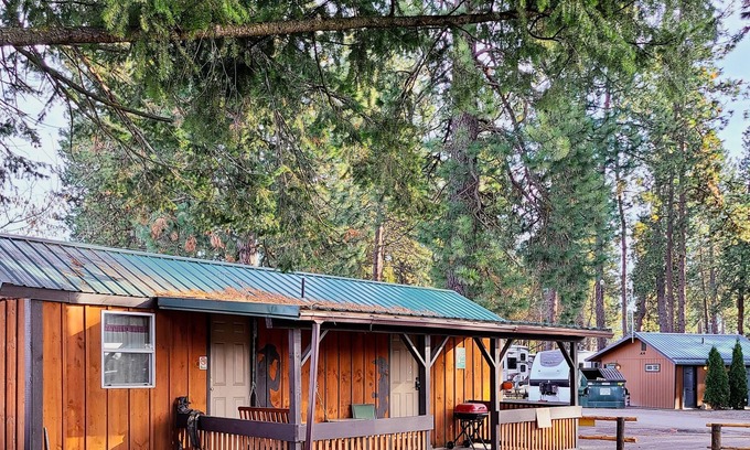 Coeur d'Alene Cabina | Cowboy Cabin - porch, queen bed, old-fashioned water pump in kitchen