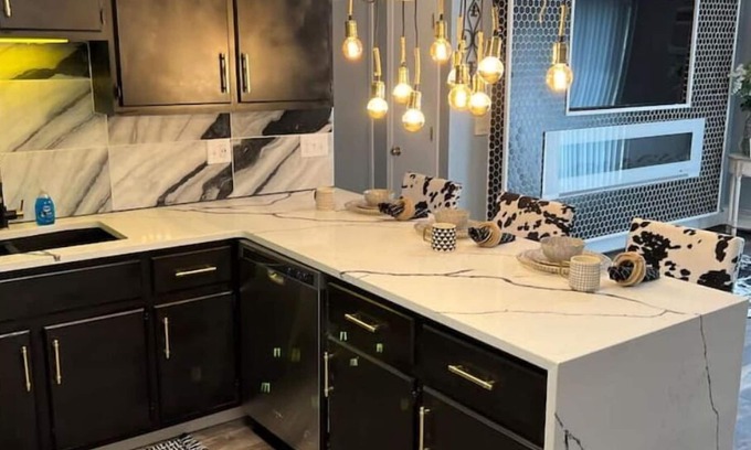 Appleton Apartamento | Cowchella luxury penthouse w/garage & fireplace