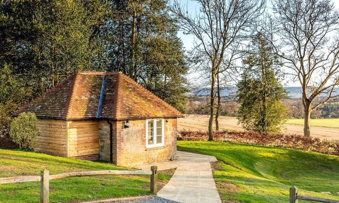 Easebourne Cabina | Cowdray Lodge