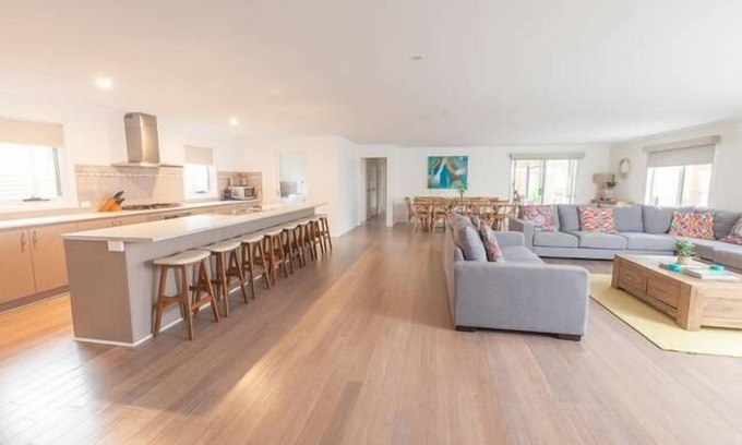 Cowes Casa | VACAS BOAT RAMP FAMILY BEACH RETIRE (SLEEPS 20)