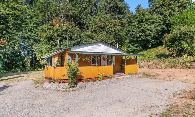 La Center Cabaña | Cowpoke Cottage just 2 miles away from Ilani casino