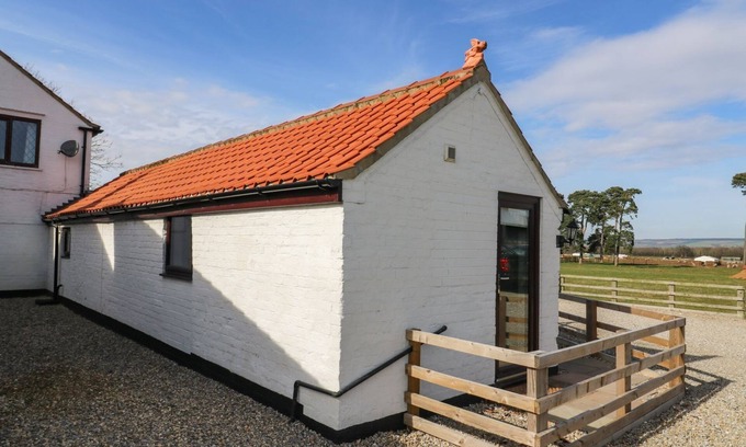 West Heslerton Cabaña | COWSHED COTTAGE, pet friendly, with a garden in Rillington