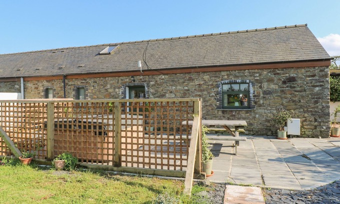 Haverfordwest Cabaña | COWSLIP COTTAGE, pet friendly, with hot tub in Haverfordwest