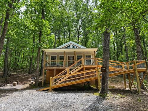 Fort Payne Casa | Coyote Cabin at Woodland Retreat at DeSoto beside DeSoto State Park