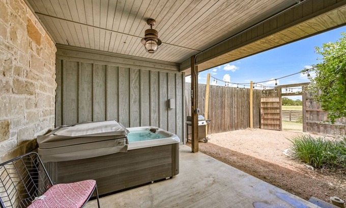 Fredericksburg Cabaña | Cozi Cottage with Hot-tub! - 2 Min to Wineries!