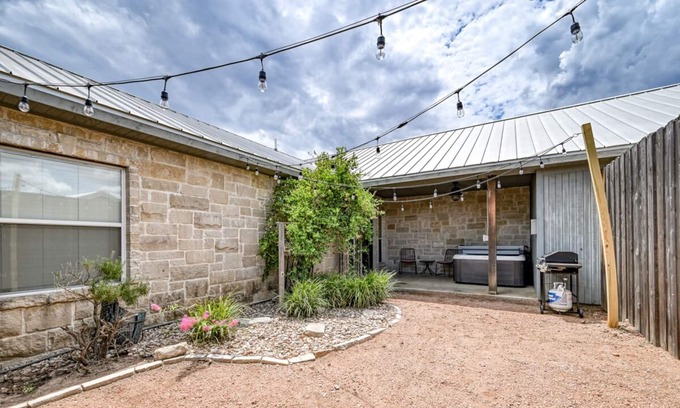 Fredericksburg Cabaña | Cozi Cottage With Hot Tub! - 2 Min to Wineries!
