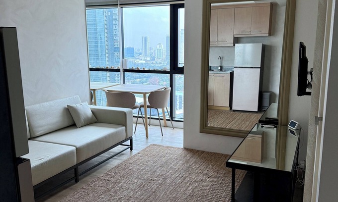 Wack-Wack Greenhills Condominio | Cozy 1-BDR condo with AC, Hot Water, and WiFi in Brgy Wack-Wack Greenhills