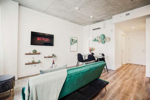 Shaughnessy Village Apartamento | Cozy 1 Bdr Retreat Steps to Bell Centre