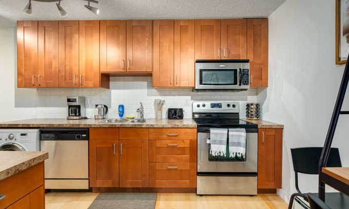 Sunalta Condominio | Cozy 1 BDRM + Near DT Calgary
