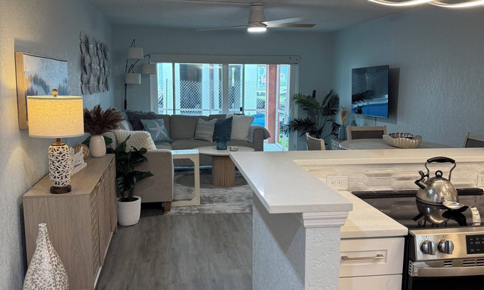 North Redington Beach Condominio | Cozy 1-bedroom condo across street from beach in terrific North Redington Beach