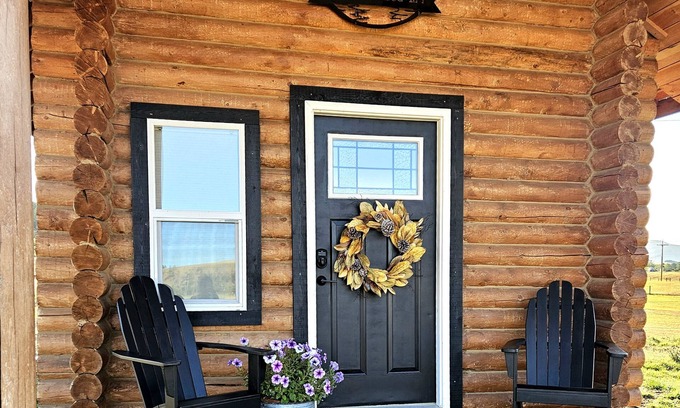 Elliston Cabina | Cozy 1-Bed 1-Bath Cabin Retreat. King Size Bed, Wi-Fi, TV and Pet Friendly!